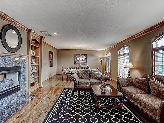 3rd image of 10618 Chestnut Hill Ln