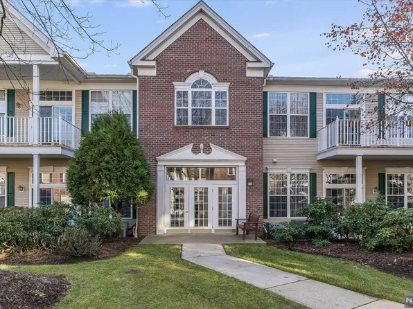 315 Four Seasons Dr, Wayne, NJ 07470