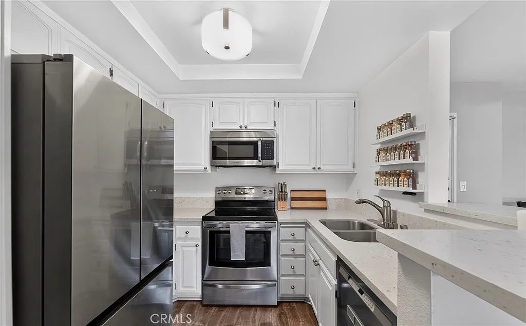 2 bed, 883 sqft, $2,595 — Photo 3