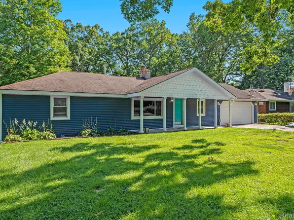 1046 Davenport Dr, Burton, MI 48529