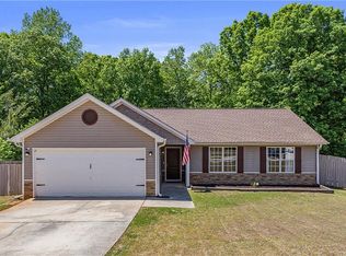 180 Creekside Dr, Grantville, GA 30220