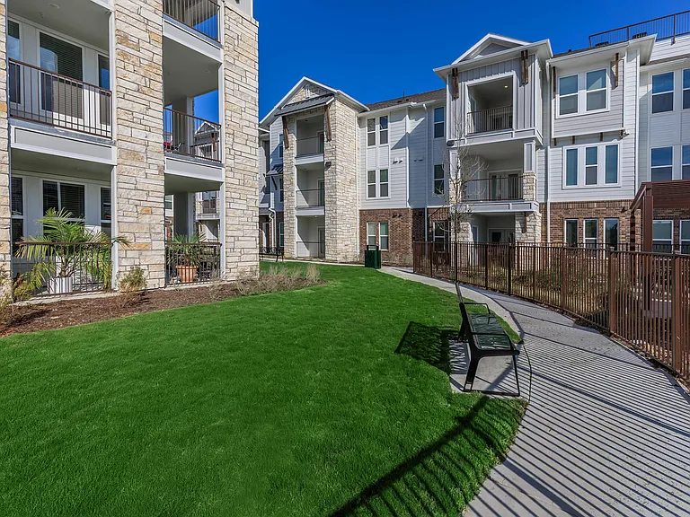 Luxia Rockwall Downes — Photo 31