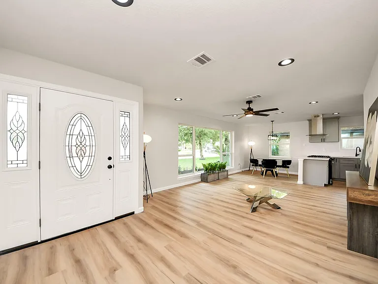 2407 Crestdale Dr — Photo 3