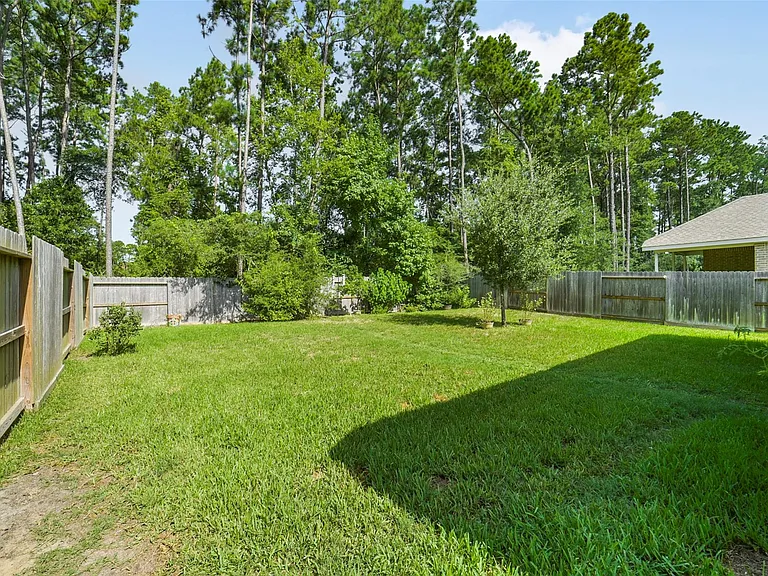 221 Woods Rose Ct — Photo 32