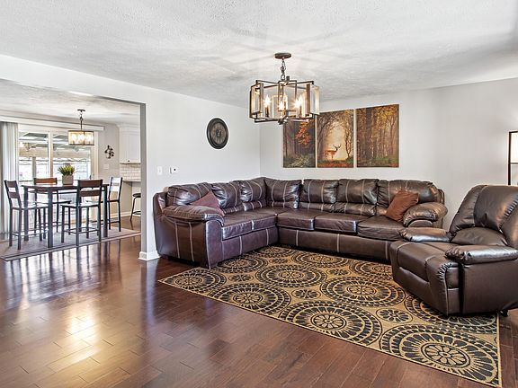 5th image of 33 Oakwood Dr