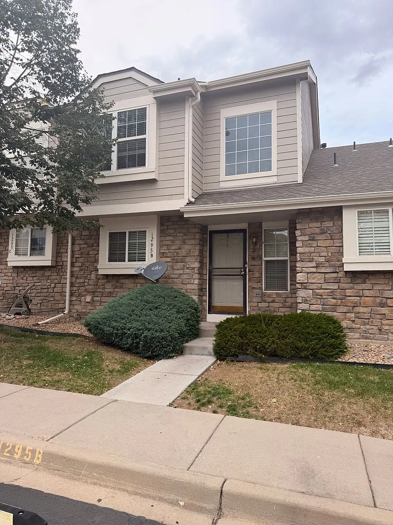 Spacious Aurora Townhome Convenient Location! — Photo 1