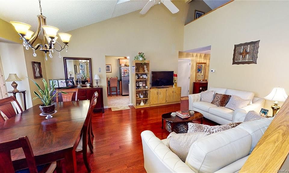 1st image of 49 Vista Dr