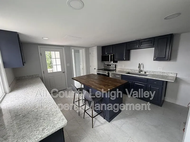 3 bed, 2.0 bath, 1522 sqft, $2,295 — Photo 2