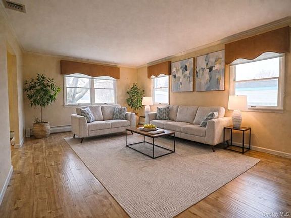 5th image of 18 Strathmore Village Dr