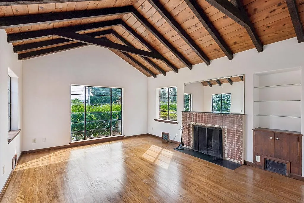 4105 51st Ave S - 2 bedrooms — Photo 1