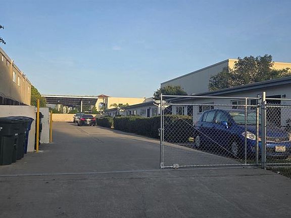 3rd image of 321 Roanoke Rd