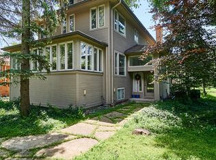 211 Parkview Rd, Riverside, IL 60546