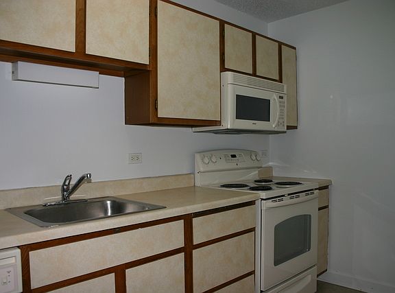 3rd image of 1700 Wedgewood Dr APT 201