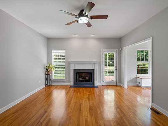 5th image of 1011 Dickens Dr