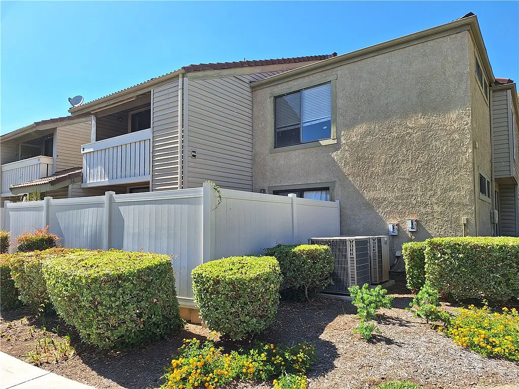 2 bed, 1204 sqft, $2,600 — Photo 1