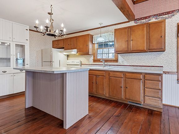 5th image of 409 N Main St