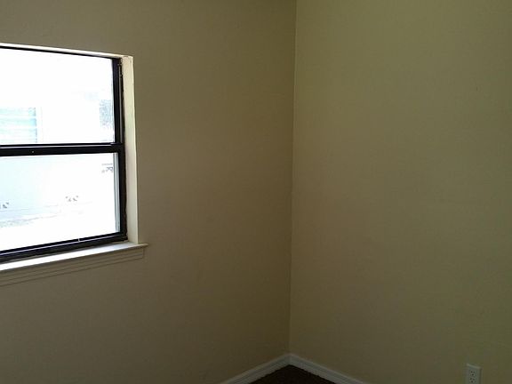 5th image of 227 SE Craig Ave