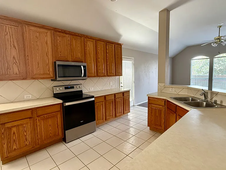 2075 Garden Crest Dr — Photo 8