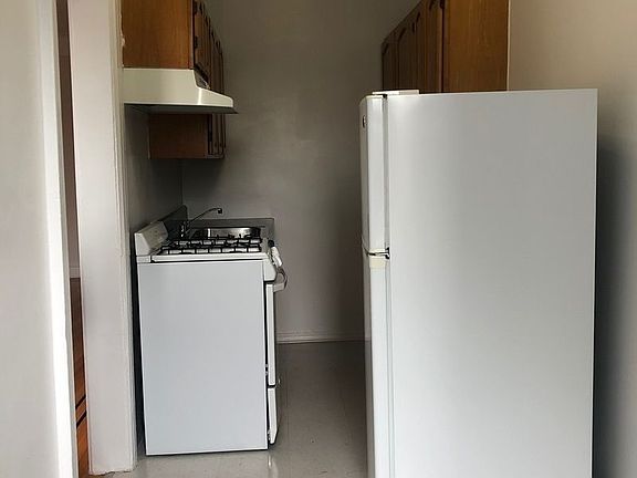 3rd image of 100 E 18th St APT 3F