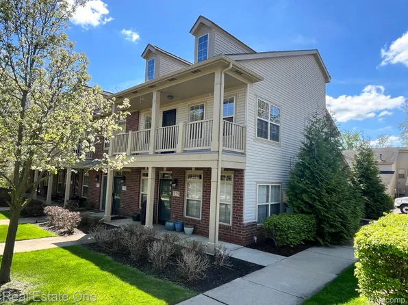 531 Red Oak Ct, Walled Lake, MI 48390