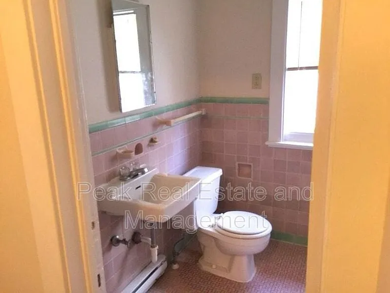 253 Eastern Ave SE — Photo 16