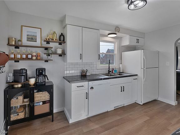 5th image of 261 Sexton St