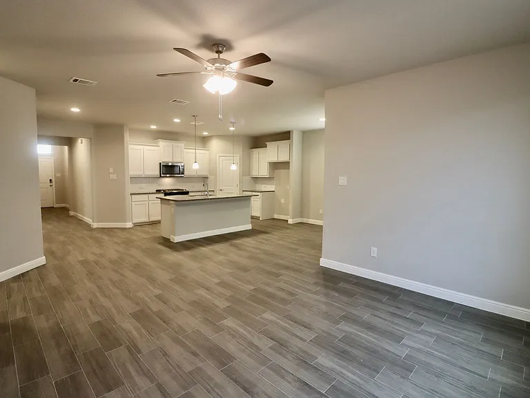 1120 Eastland Ln — Photo 3