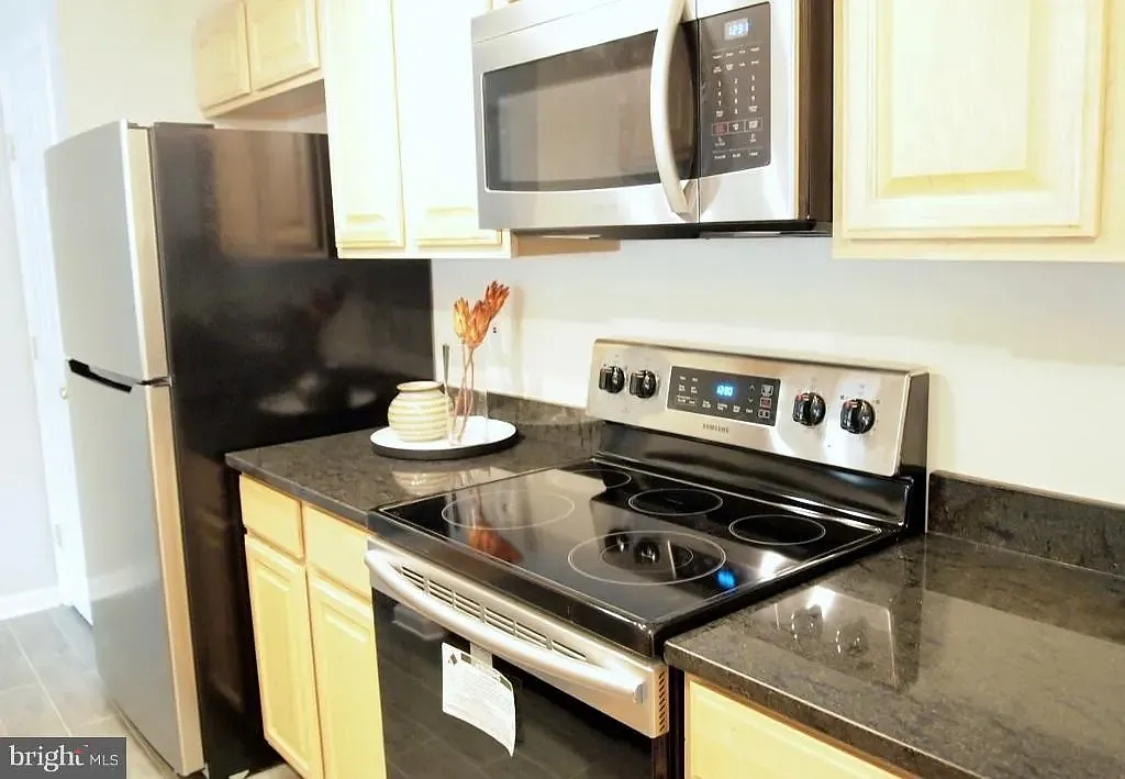2 bed, 1000 sqft, $2,150 — Photo 4
