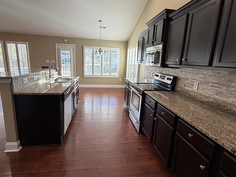 619 Uniola Dr — Photo 11
