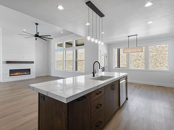 3rd image of 710 E Mountain Rd N