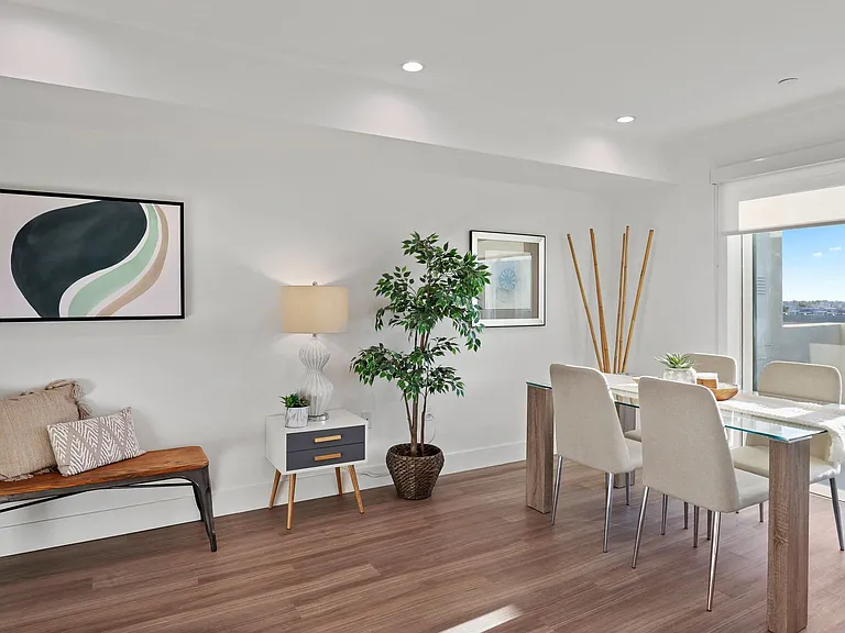 Open Dining & Entertainment Area