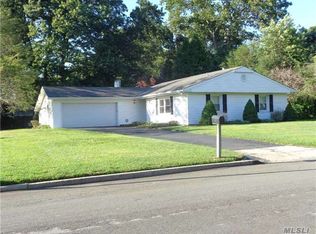 27 Whitfield Ln, Coram, NY 11727