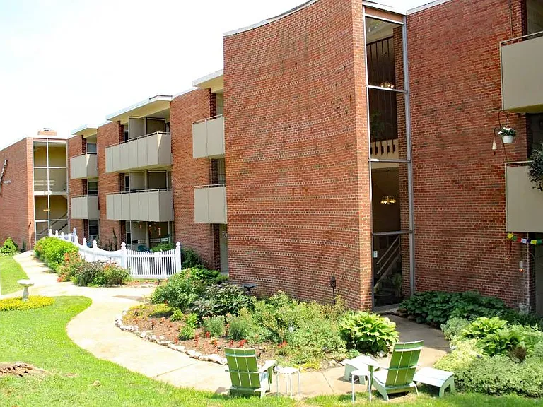Geneva Apartments — Photo 2