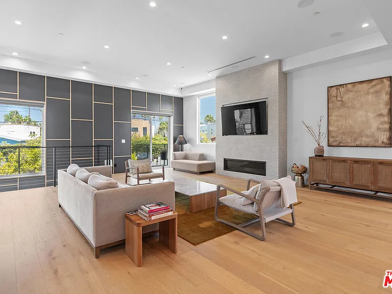 656 California Ave — Photo 1