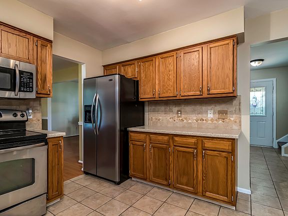 3rd image of 20 Quail Hollow Dr