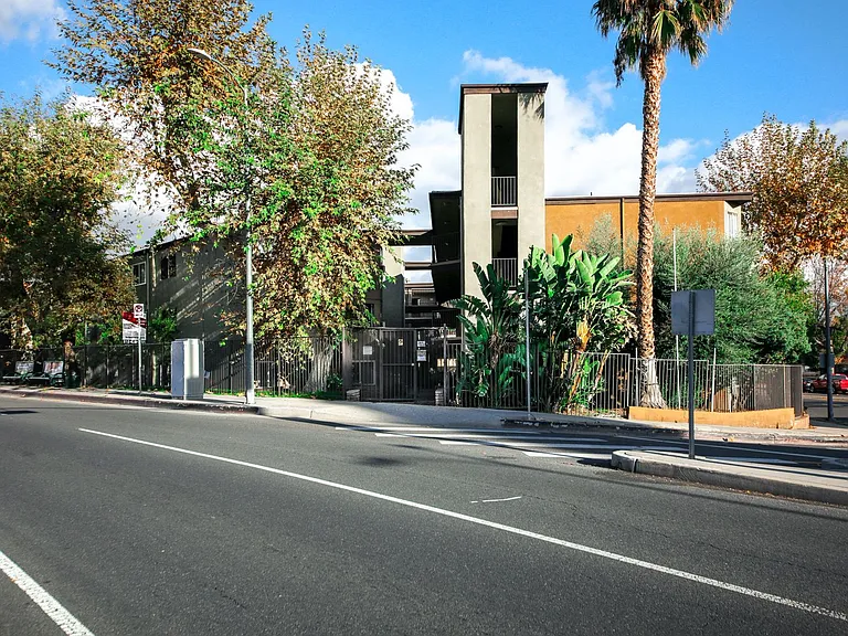 Topanga Apartments — Photo 4