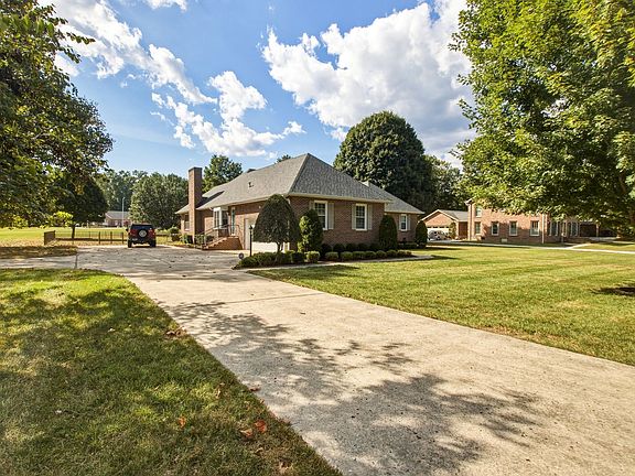 3rd image of 105 Kingsridge Blvd