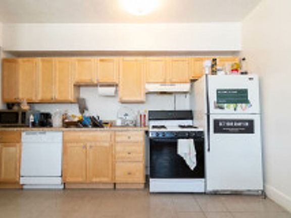4th image of 14B W Ashford St #106