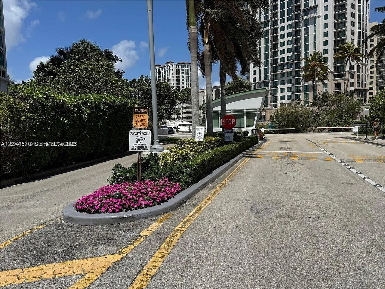 500 Bayview Dr — Photo 4