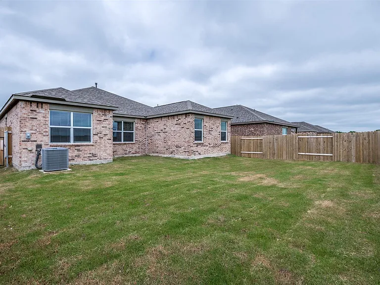 925 Emerson Dr — Photo 13