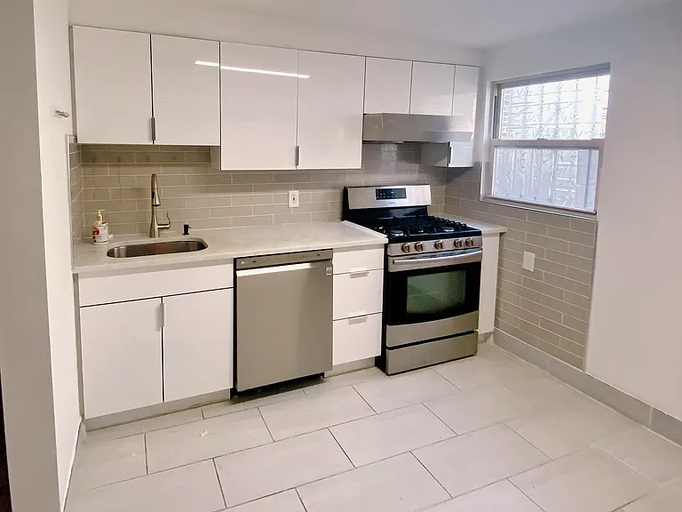 923 Mountain St — Photo 3