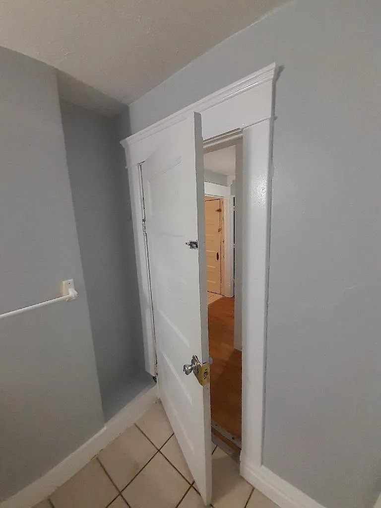 3 bed, 900 sqft, $795 — Photo 2