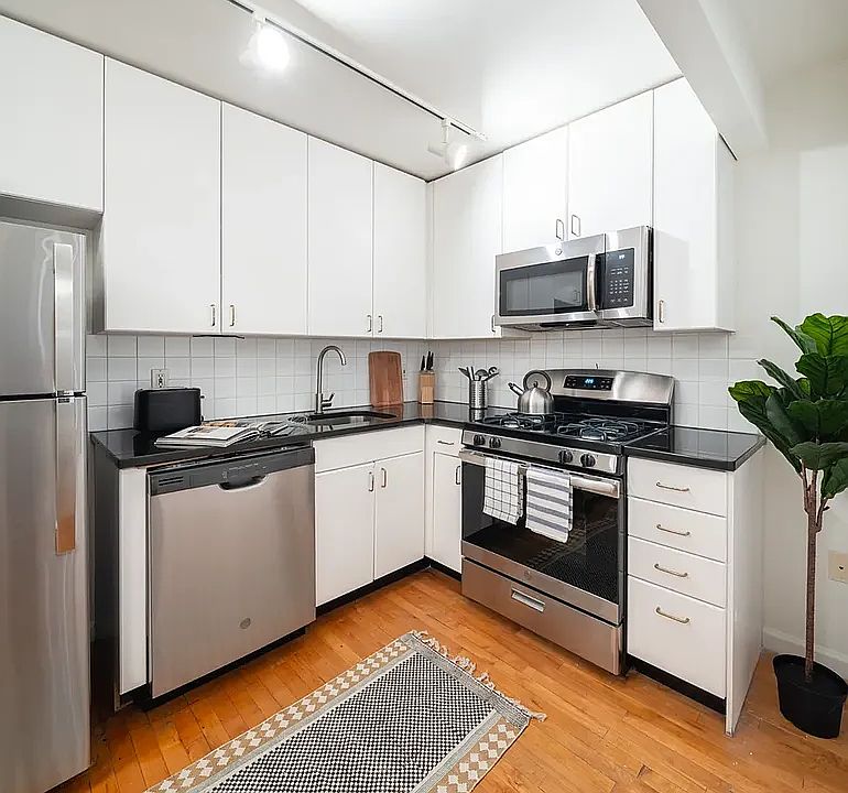 1st image of 190 E 7th St APT 512