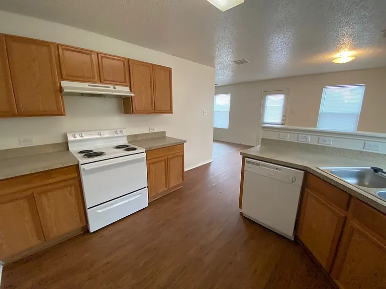 5008 Waterford Dr — Photo 7