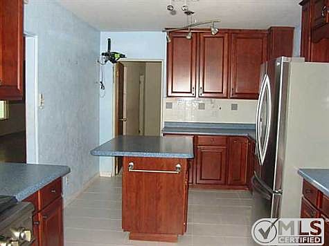 4th image of 412 Lombardy Ave