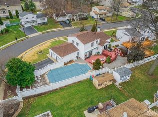 10 Frieda Ln, Colonia, NJ 07067