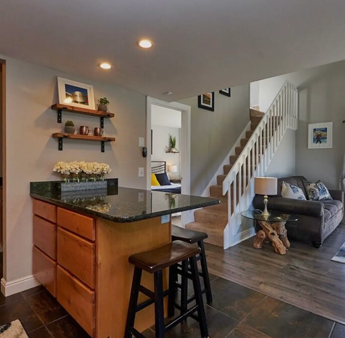 3 bed, 1080 sqft, $5,200 — Photo 2