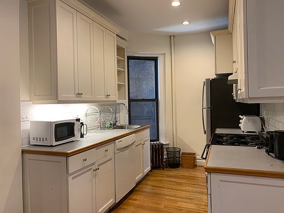 2nd image of 8 W 105th St APT 4A