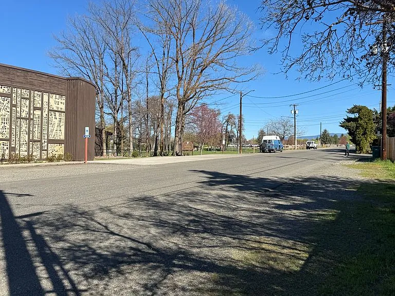 1204 N B St — Photo 30