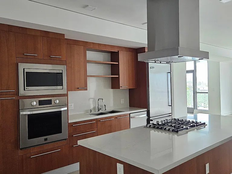 9 Macarthur Pl #N604 — Photo 2